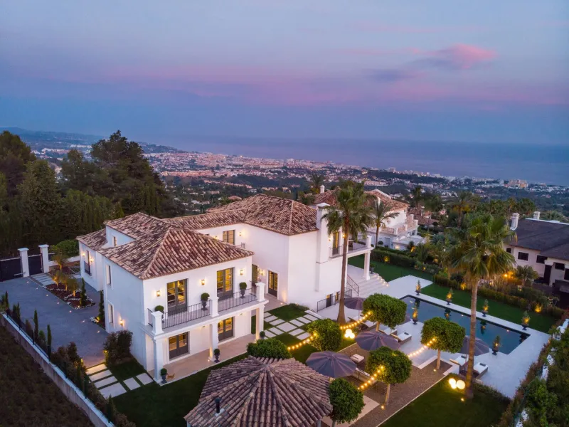 This Villa is an elegant luxury villa located in one of the most exclusive communities in Marbella. From an elevated position, this property enjoys the spectacular backdrop of the Sierra Blanca mountain range and to the front, the calm waters of the Medit