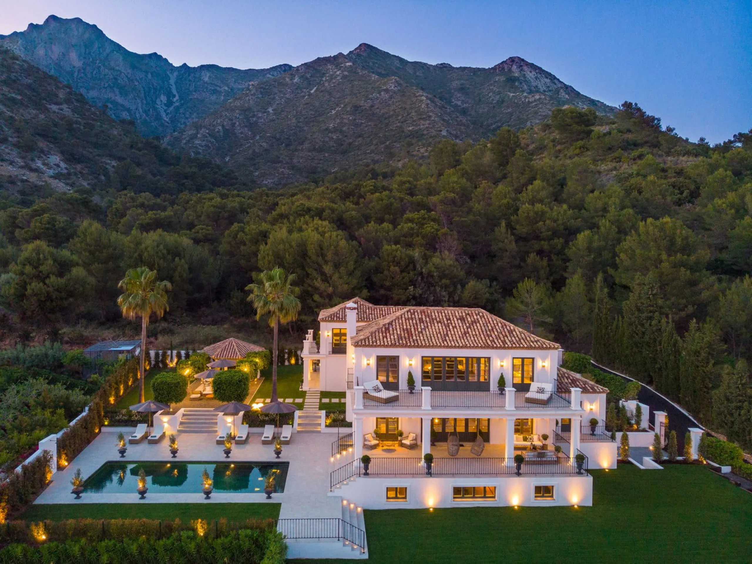 This Villa is an elegant luxury villa located in one of the most exclusive communities in Marbella. From an elevated position, this property enjoys the spectacular backdrop of the Sierra Blanca mountain range and to the front, the calm waters of the Medit