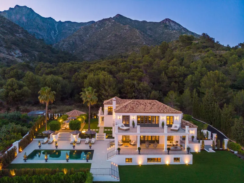 This Villa is an elegant luxury villa located in one of the most exclusive communities in Marbella. From an elevated position, this property enjoys the spectacular backdrop of the Sierra Blanca mountain range and to the front, the calm waters of the Medit