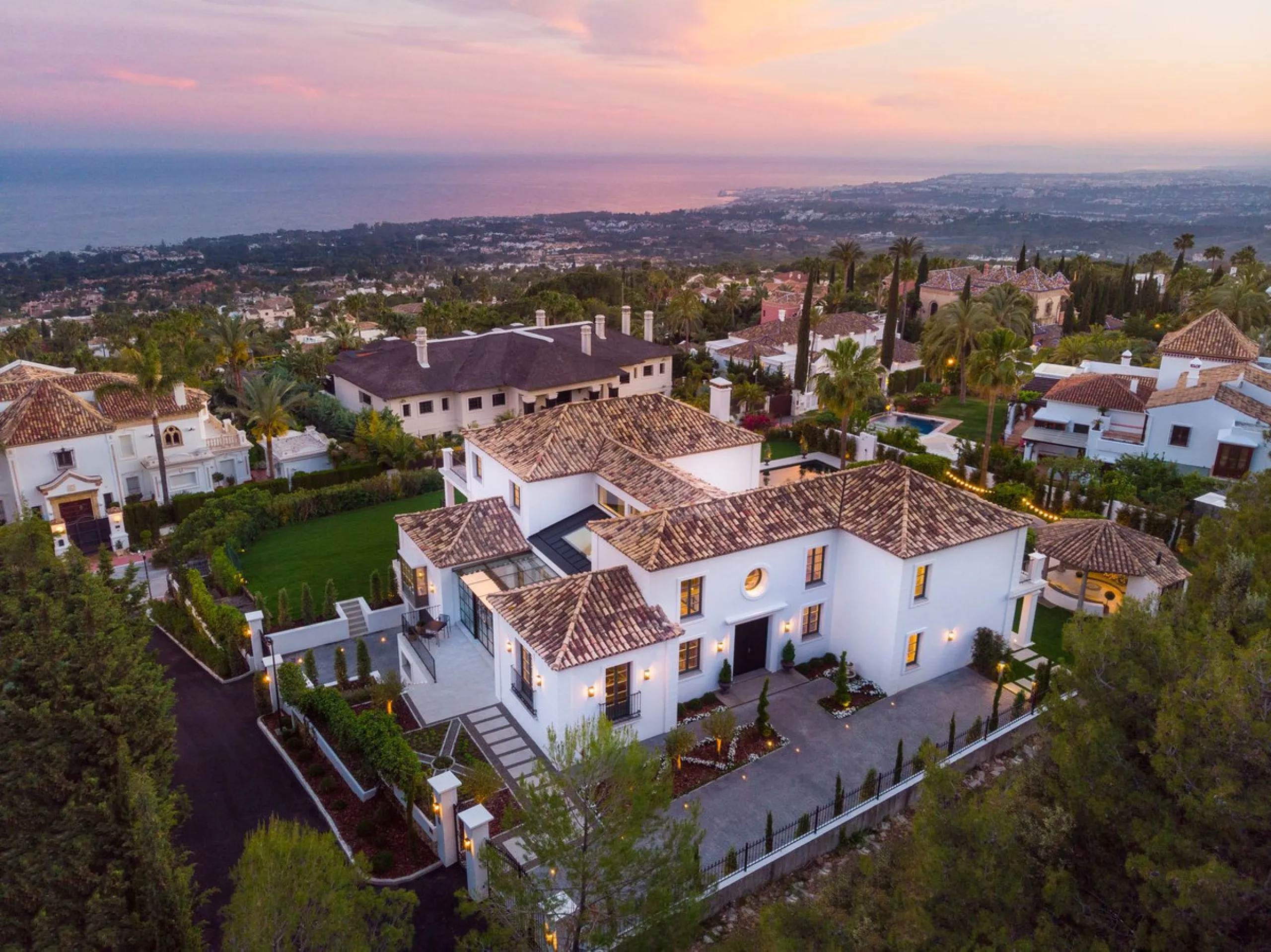 This Villa is an elegant luxury villa located in one of the most exclusive communities in Marbella. From an elevated position, this property enjoys the spectacular backdrop of the Sierra Blanca mountain range and to the front, the calm waters of the Medit