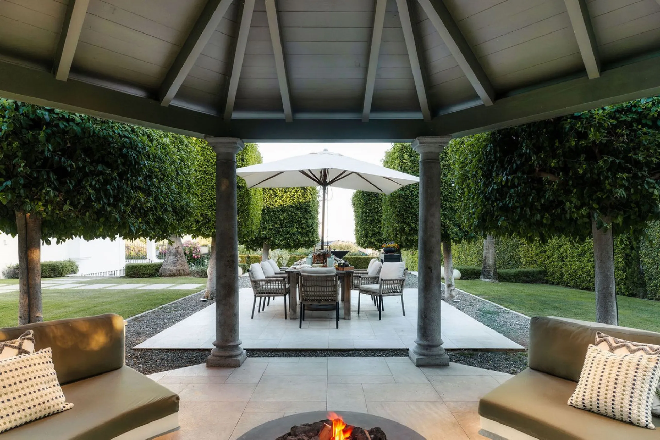 This Villa is an elegant luxury villa located in one of the most exclusive communities in Marbella. From an elevated position, this property enjoys the spectacular backdrop of the Sierra Blanca mountain range and to the front, the calm waters of the Medit