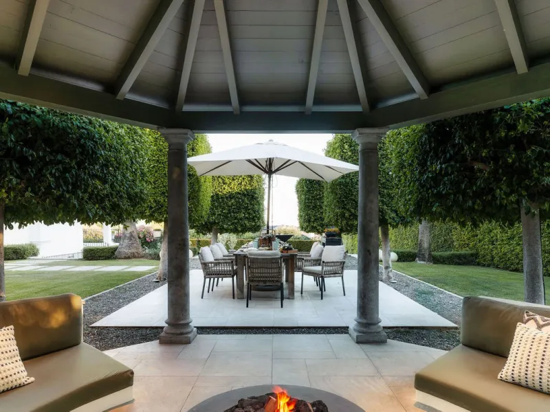 This Villa is an elegant luxury villa located in one of the most exclusive communities in Marbella. From an elevated position, this property enjoys the spectacular backdrop of the Sierra Blanca mountain range and to the front, the calm waters of the Medit