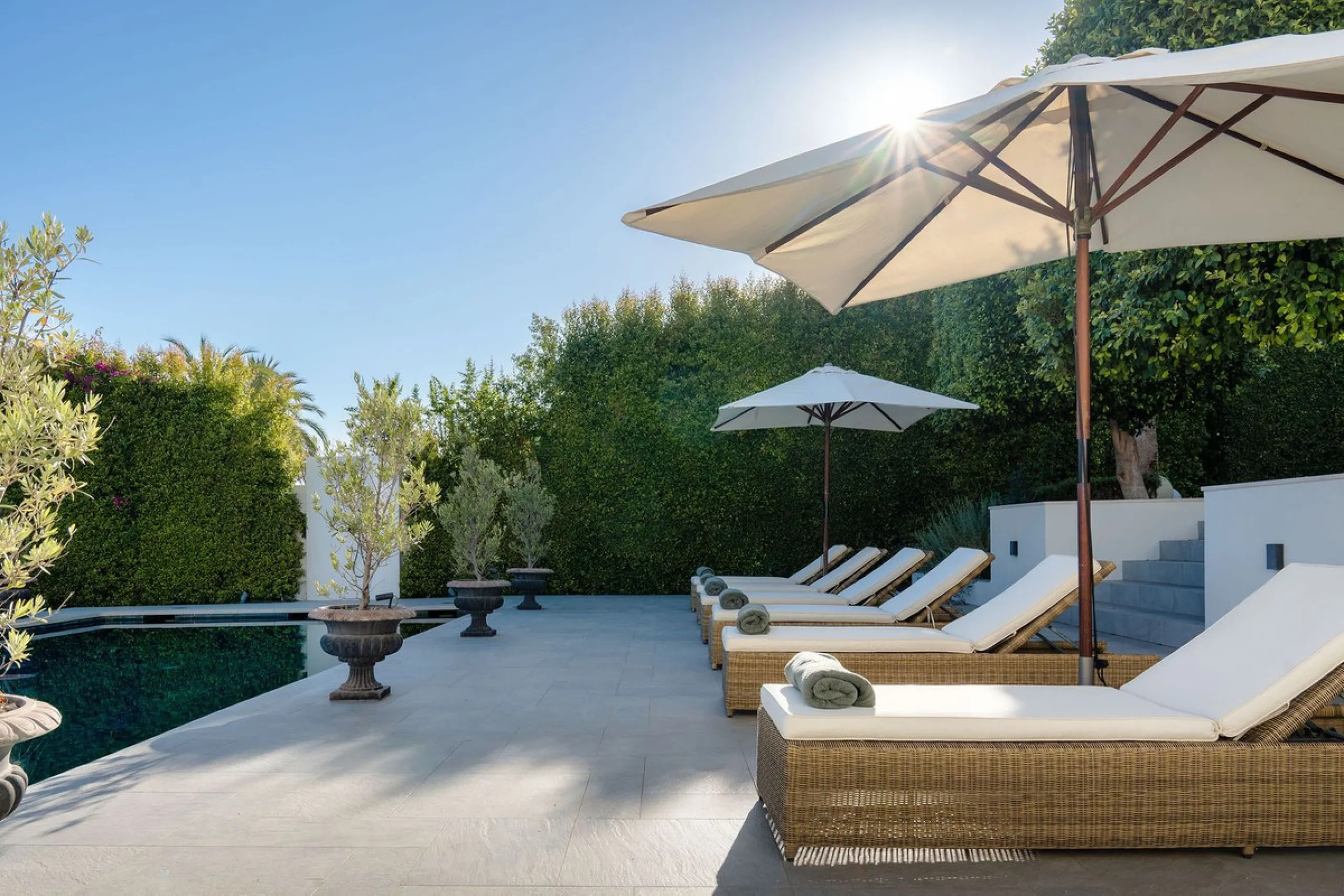 This Villa is an elegant luxury villa located in one of the most exclusive communities in Marbella. From an elevated position, this property enjoys the spectacular backdrop of the Sierra Blanca mountain range and to the front, the calm waters of the Medit
