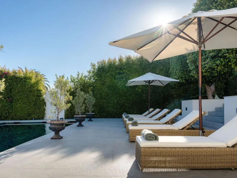 This Villa is an elegant luxury villa located in one of the most exclusive communities in Marbella. From an elevated position, this property enjoys the spectacular backdrop of the Sierra Blanca mountain range and to the front, the calm waters of the Medit