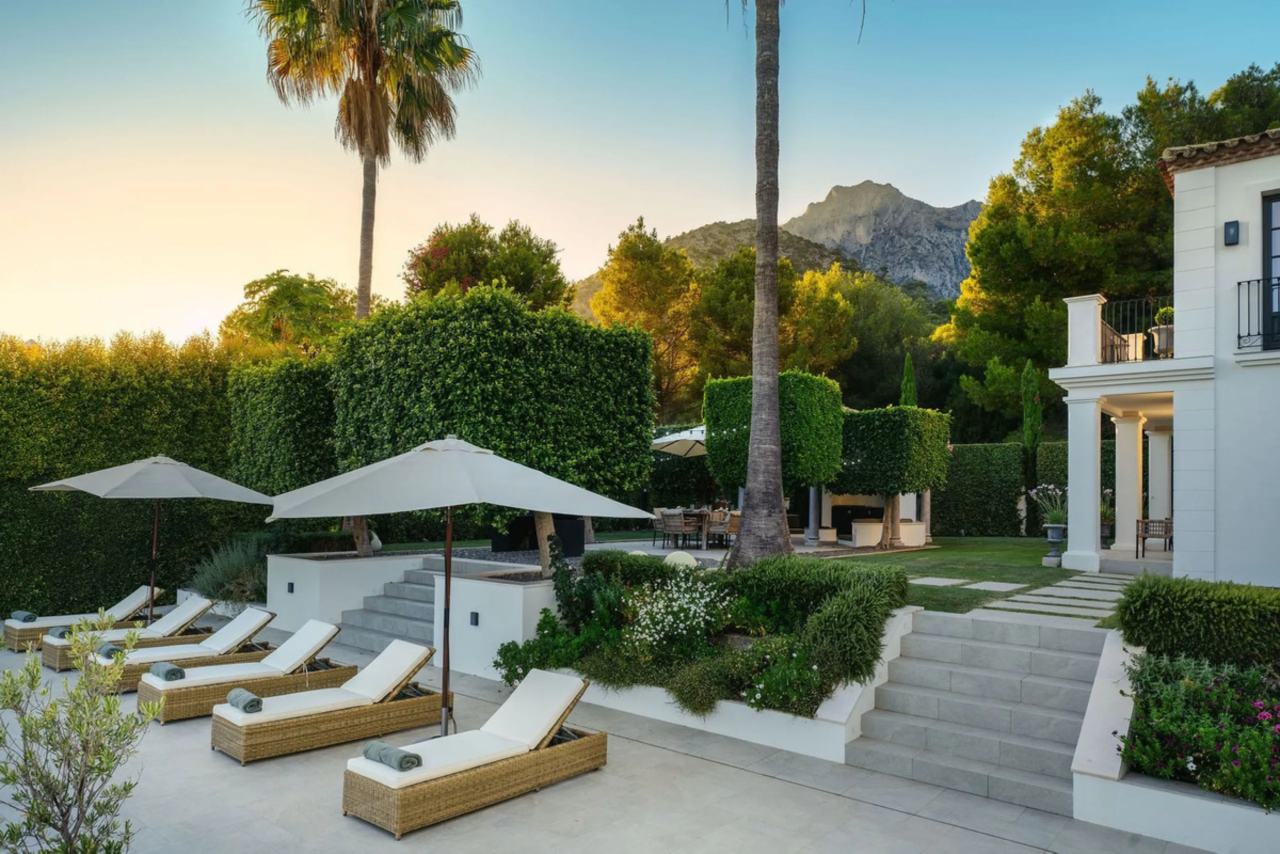 This Villa is an elegant luxury villa located in one of the most exclusive communities in Marbella. From an elevated position, this property enjoys the spectacular backdrop of the Sierra Blanca mountain range and to the front, the calm waters of the Medit