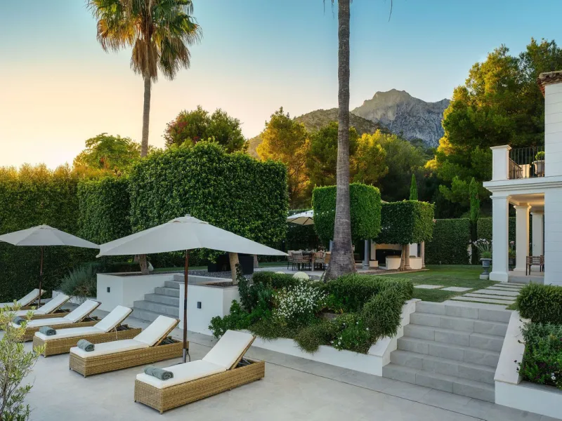 This Villa is an elegant luxury villa located in one of the most exclusive communities in Marbella. From an elevated position, this property enjoys the spectacular backdrop of the Sierra Blanca mountain range and to the front, the calm waters of the Medit