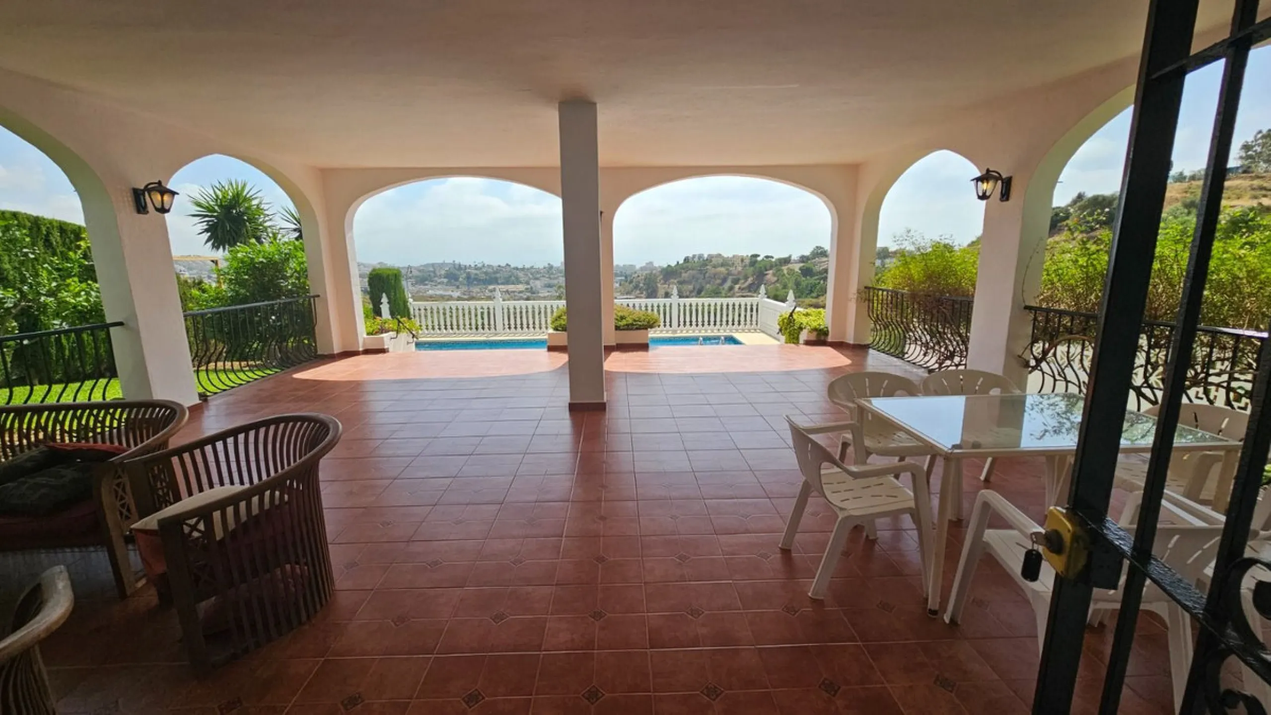 House - Detached Villa в продаже в Mijas, Málaga. В доме 4 спален и 4 ванных комнат. Площадь дома 377 м². Площадь участка 1220 м²