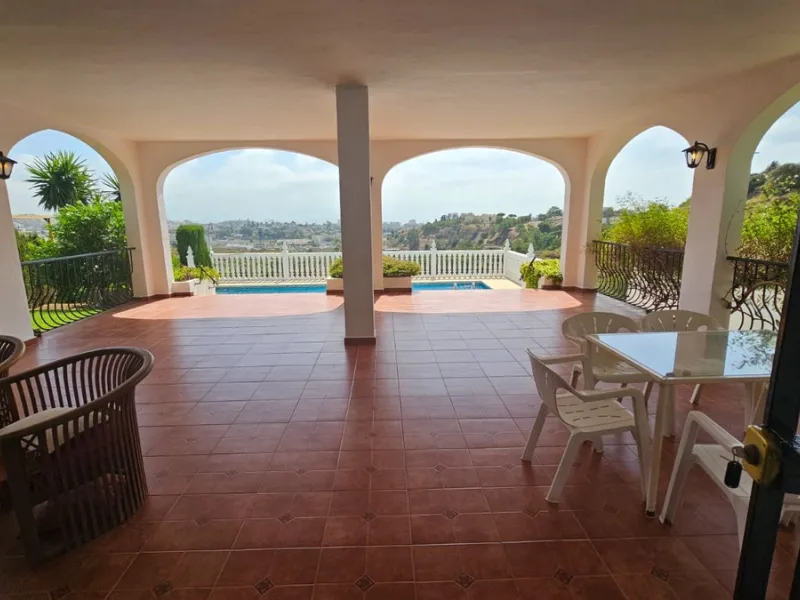 House - Detached Villa в продаже в Mijas, Málaga. В доме 4 спален и 4 ванных комнат. Площадь дома 377 м². Площадь участка 1220 м²