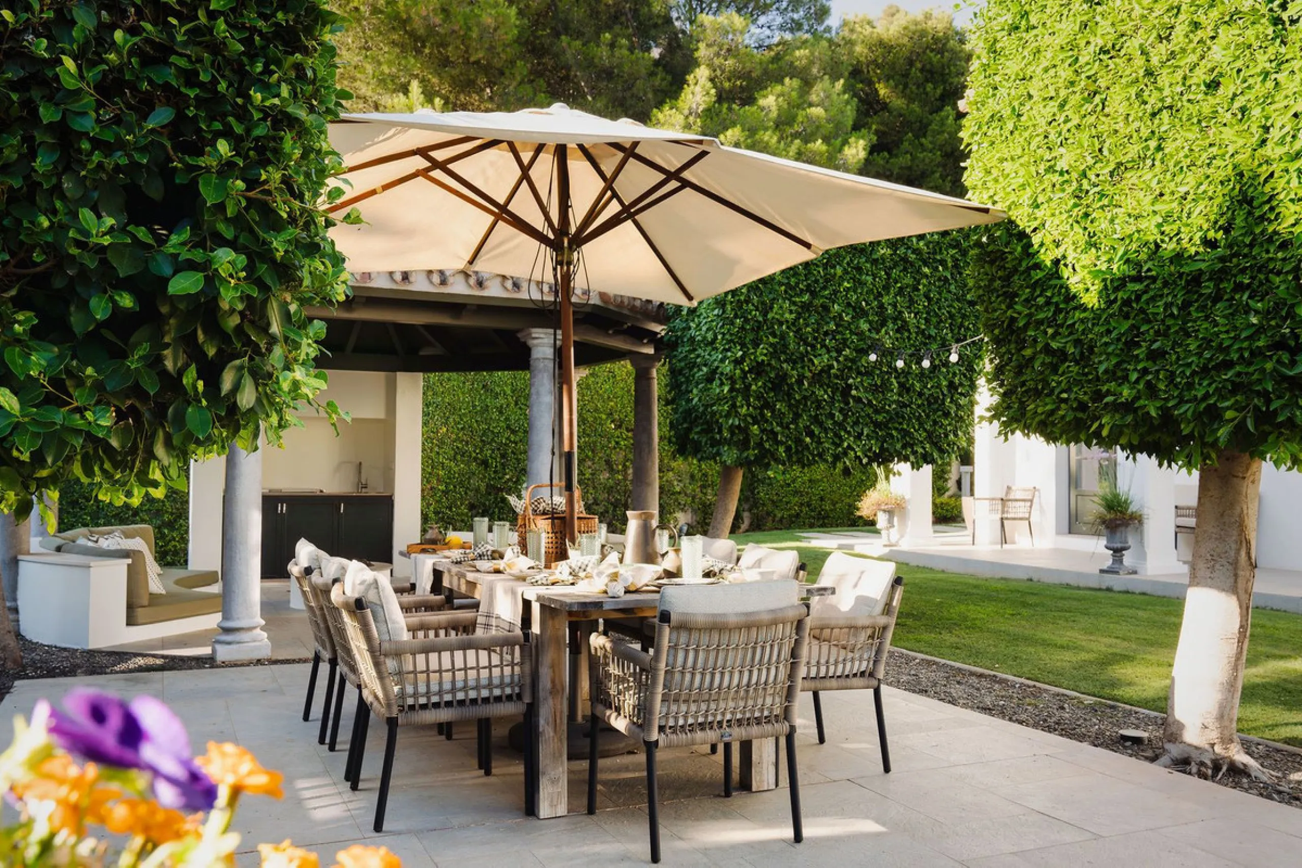 This Villa is an elegant luxury villa located in one of the most exclusive communities in Marbella. From an elevated position, this property enjoys the spectacular backdrop of the Sierra Blanca mountain range and to the front, the calm waters of the Medit