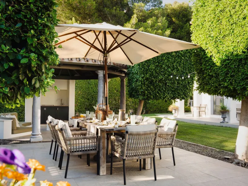 This Villa is an elegant luxury villa located in one of the most exclusive communities in Marbella. From an elevated position, this property enjoys the spectacular backdrop of the Sierra Blanca mountain range and to the front, the calm waters of the Medit
