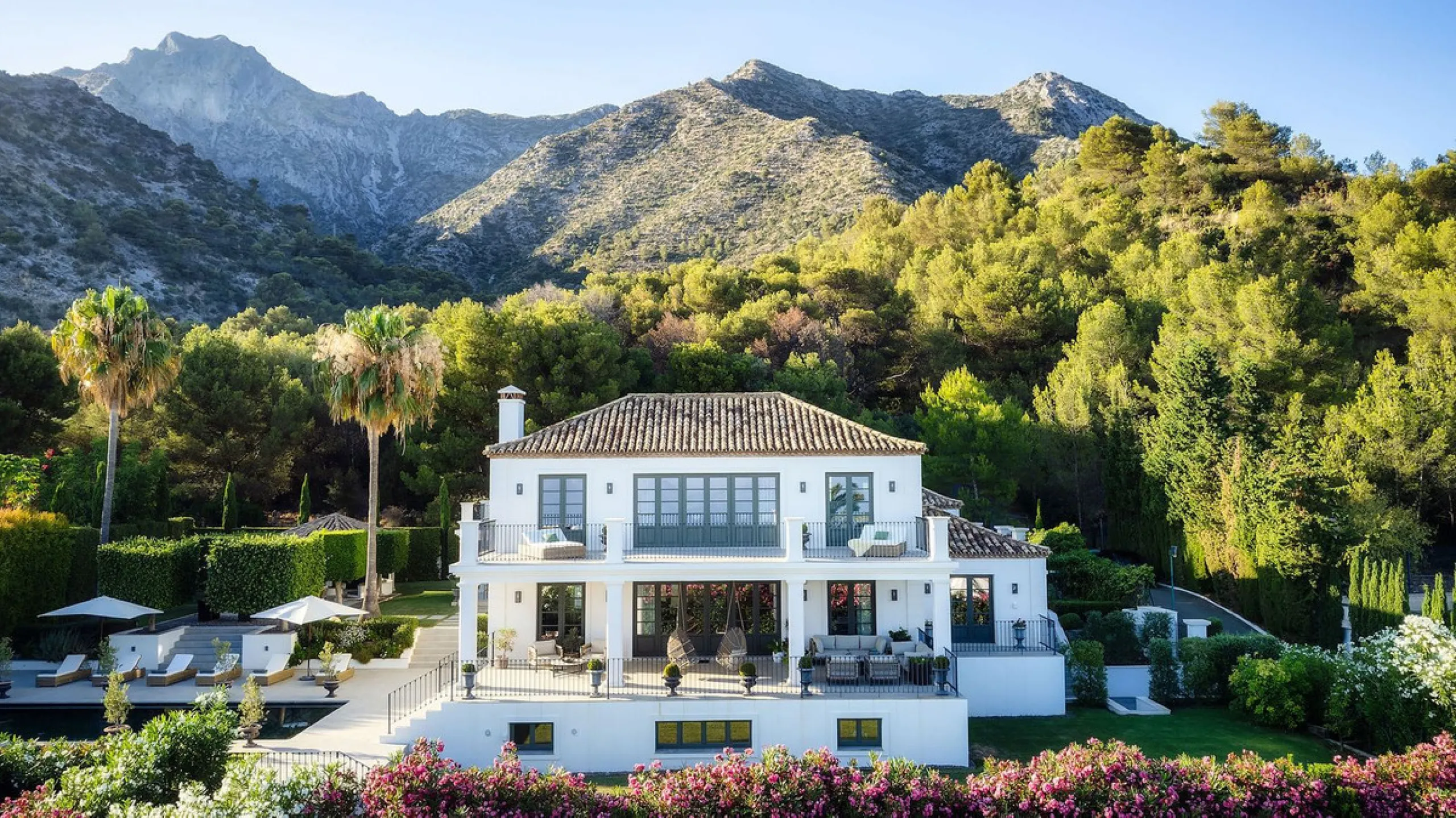 This Villa is an elegant luxury villa located in one of the most exclusive communities in Marbella. From an elevated position, this property enjoys the spectacular backdrop of the Sierra Blanca mountain range and to the front, the calm waters of the Medit