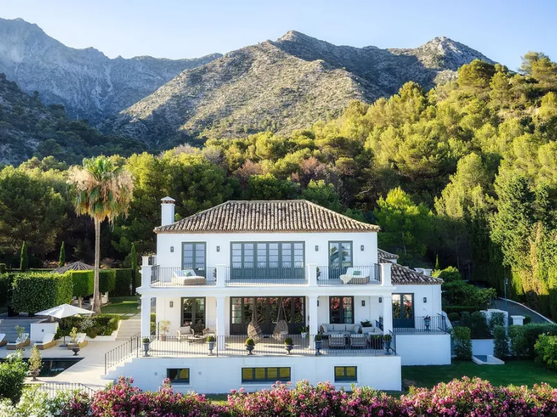 This Villa is an elegant luxury villa located in one of the most exclusive communities in Marbella. From an elevated position, this property enjoys the spectacular backdrop of the Sierra Blanca mountain range and to the front, the calm waters of the Medit