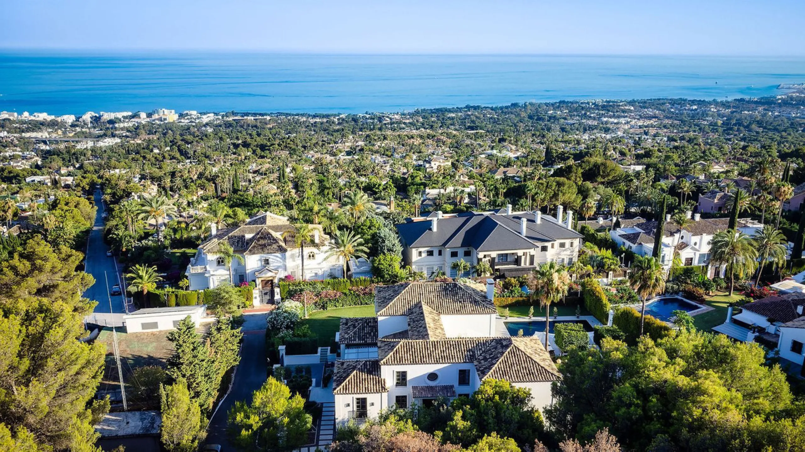 This Villa is an elegant luxury villa located in one of the most exclusive communities in Marbella. From an elevated position, this property enjoys the spectacular backdrop of the Sierra Blanca mountain range and to the front, the calm waters of the Medit