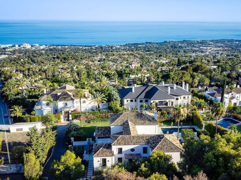 This Villa is an elegant luxury villa located in one of the most exclusive communities in Marbella. From an elevated position, this property enjoys the spectacular backdrop of the Sierra Blanca mountain range and to the front, the calm waters of the Medit