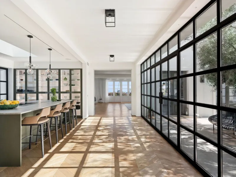 This Villa is an elegant luxury villa located in one of the most exclusive communities in Marbella. From an elevated position, this property enjoys the spectacular backdrop of the Sierra Blanca mountain range and to the front, the calm waters of the Medit