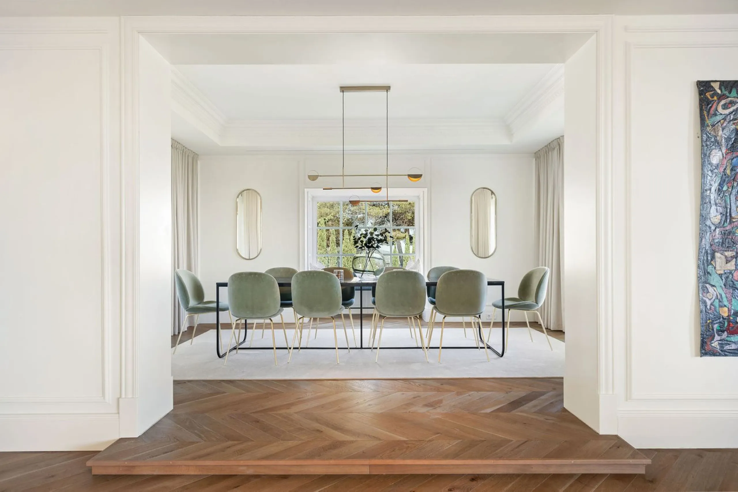 This Villa is an elegant luxury villa located in one of the most exclusive communities in Marbella. From an elevated position, this property enjoys the spectacular backdrop of the Sierra Blanca mountain range and to the front, the calm waters of the Medit