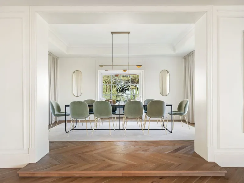 This Villa is an elegant luxury villa located in one of the most exclusive communities in Marbella. From an elevated position, this property enjoys the spectacular backdrop of the Sierra Blanca mountain range and to the front, the calm waters of the Medit