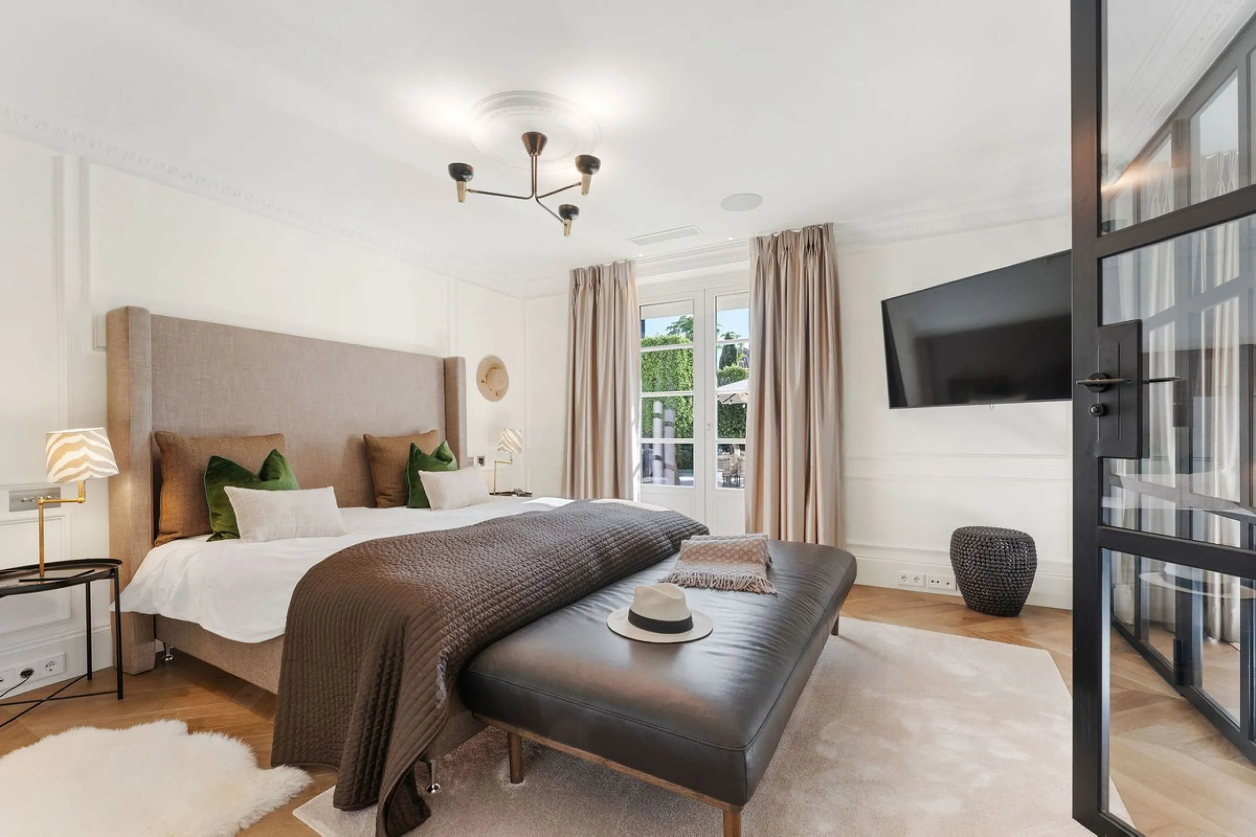 This Villa is an elegant luxury villa located in one of the most exclusive communities in Marbella. From an elevated position, this property enjoys the spectacular backdrop of the Sierra Blanca mountain range and to the front, the calm waters of the Medit