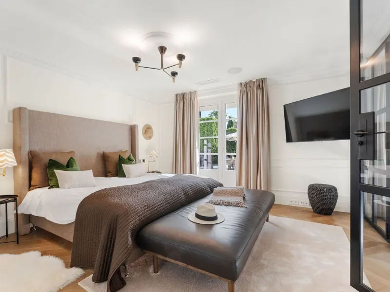 This Villa is an elegant luxury villa located in one of the most exclusive communities in Marbella. From an elevated position, this property enjoys the spectacular backdrop of the Sierra Blanca mountain range and to the front, the calm waters of the Medit