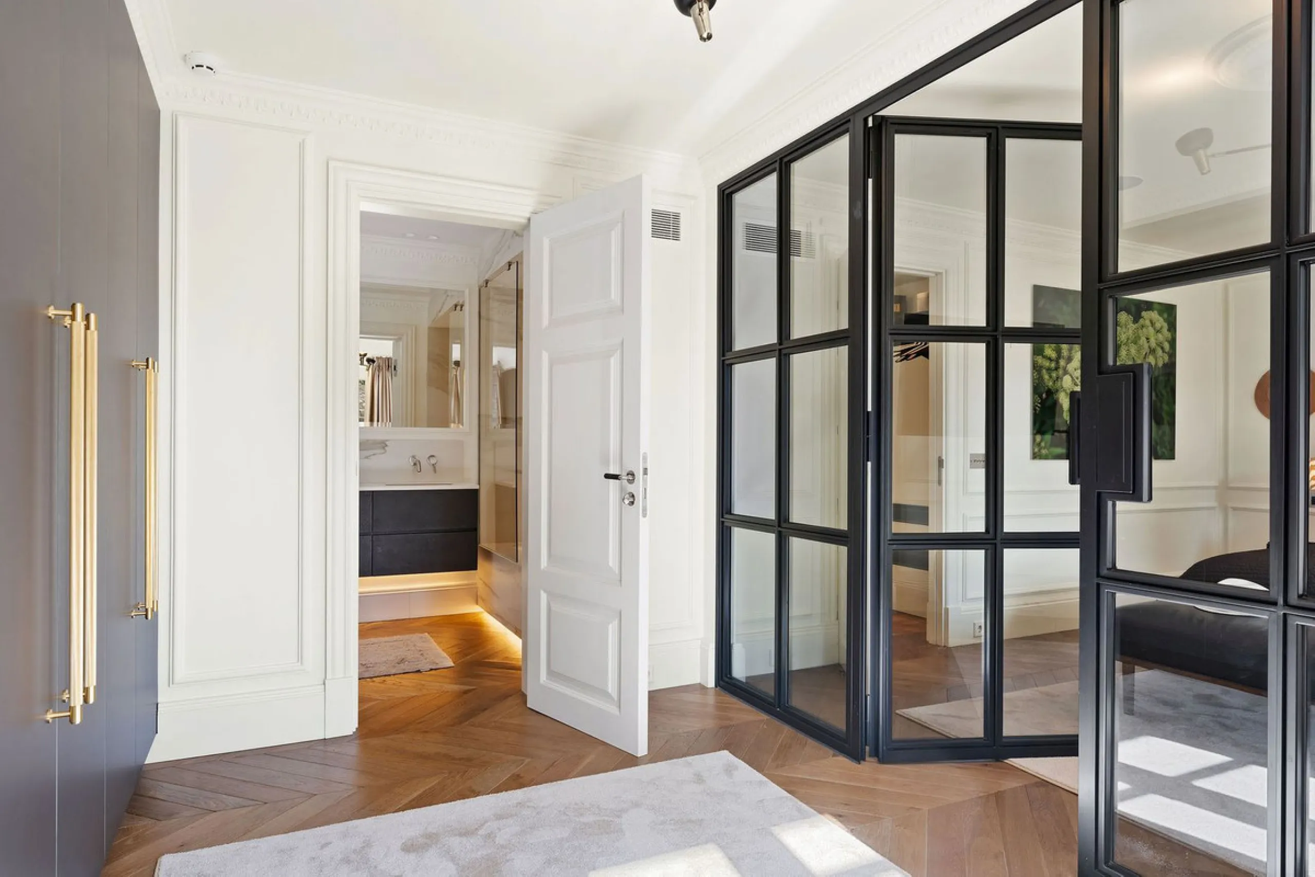 This Villa is an elegant luxury villa located in one of the most exclusive communities in Marbella. From an elevated position, this property enjoys the spectacular backdrop of the Sierra Blanca mountain range and to the front, the calm waters of the Medit
