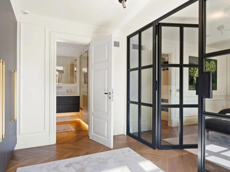 This Villa is an elegant luxury villa located in one of the most exclusive communities in Marbella. From an elevated position, this property enjoys the spectacular backdrop of the Sierra Blanca mountain range and to the front, the calm waters of the Medit
