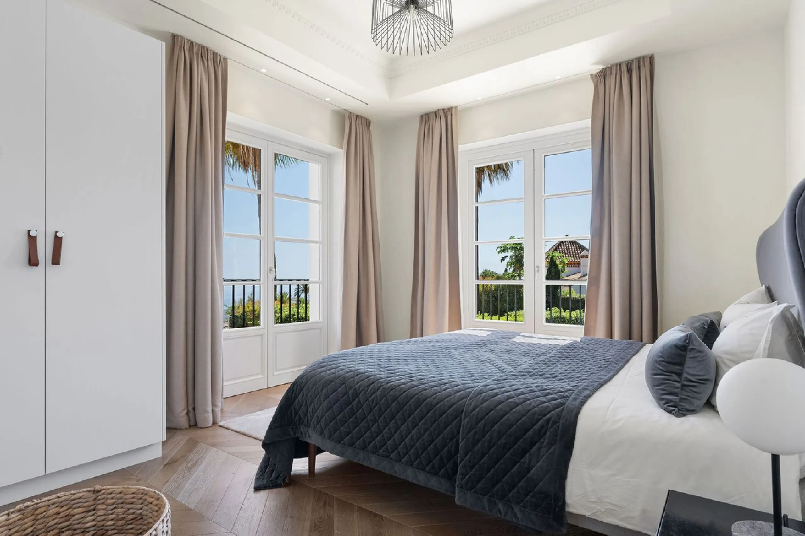 This Villa is an elegant luxury villa located in one of the most exclusive communities in Marbella. From an elevated position, this property enjoys the spectacular backdrop of the Sierra Blanca mountain range and to the front, the calm waters of the Medit