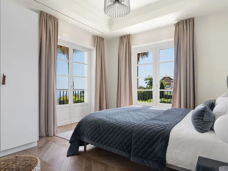 This Villa is an elegant luxury villa located in one of the most exclusive communities in Marbella. From an elevated position, this property enjoys the spectacular backdrop of the Sierra Blanca mountain range and to the front, the calm waters of the Medit