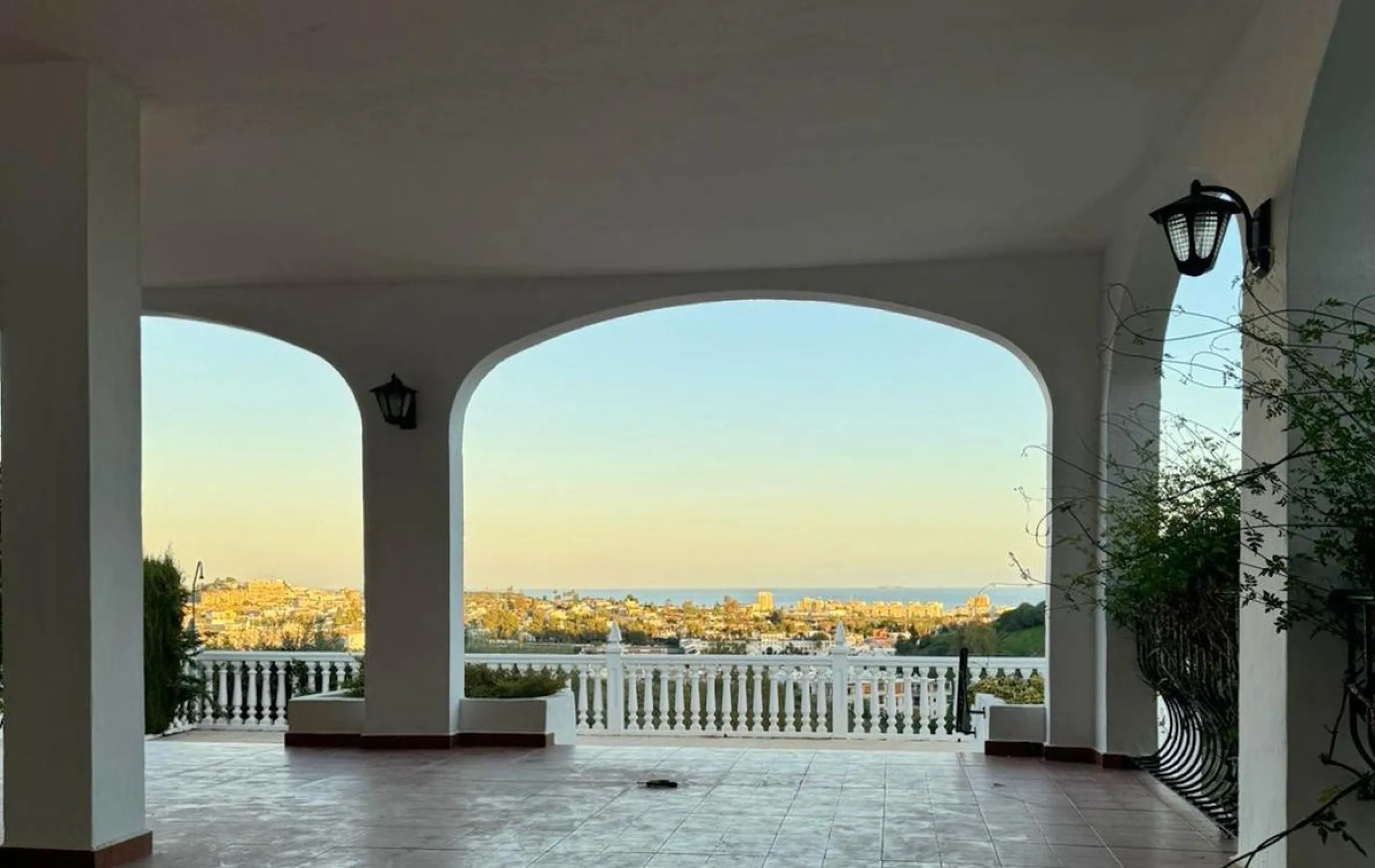 House - Detached Villa в продаже в Mijas, Málaga. В доме 4 спален и 4 ванных комнат. Площадь дома 377 м². Площадь участка 1220 м²