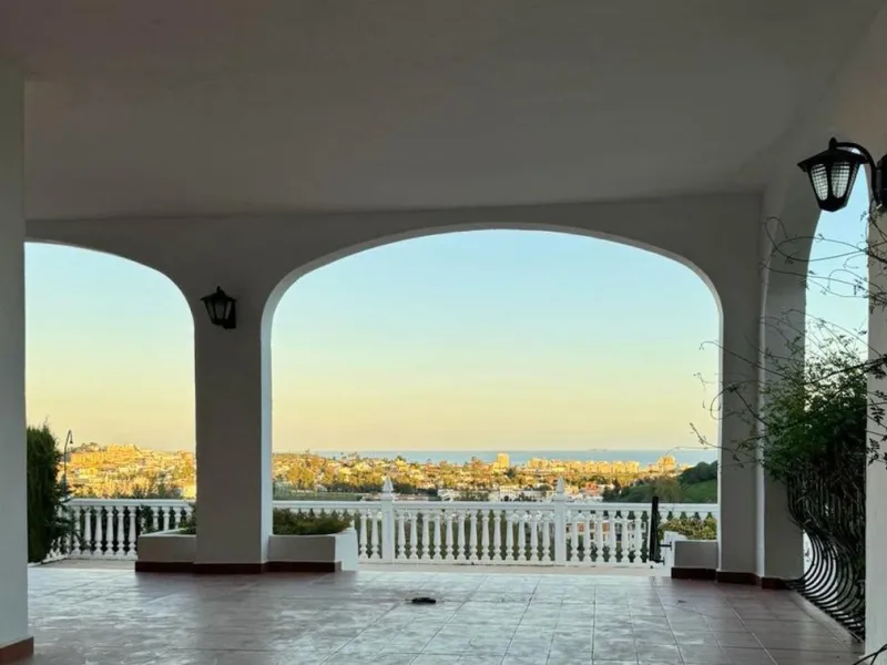 House - Detached Villa в продаже в Mijas, Málaga. В доме 4 спален и 4 ванных комнат. Площадь дома 377 м². Площадь участка 1220 м²