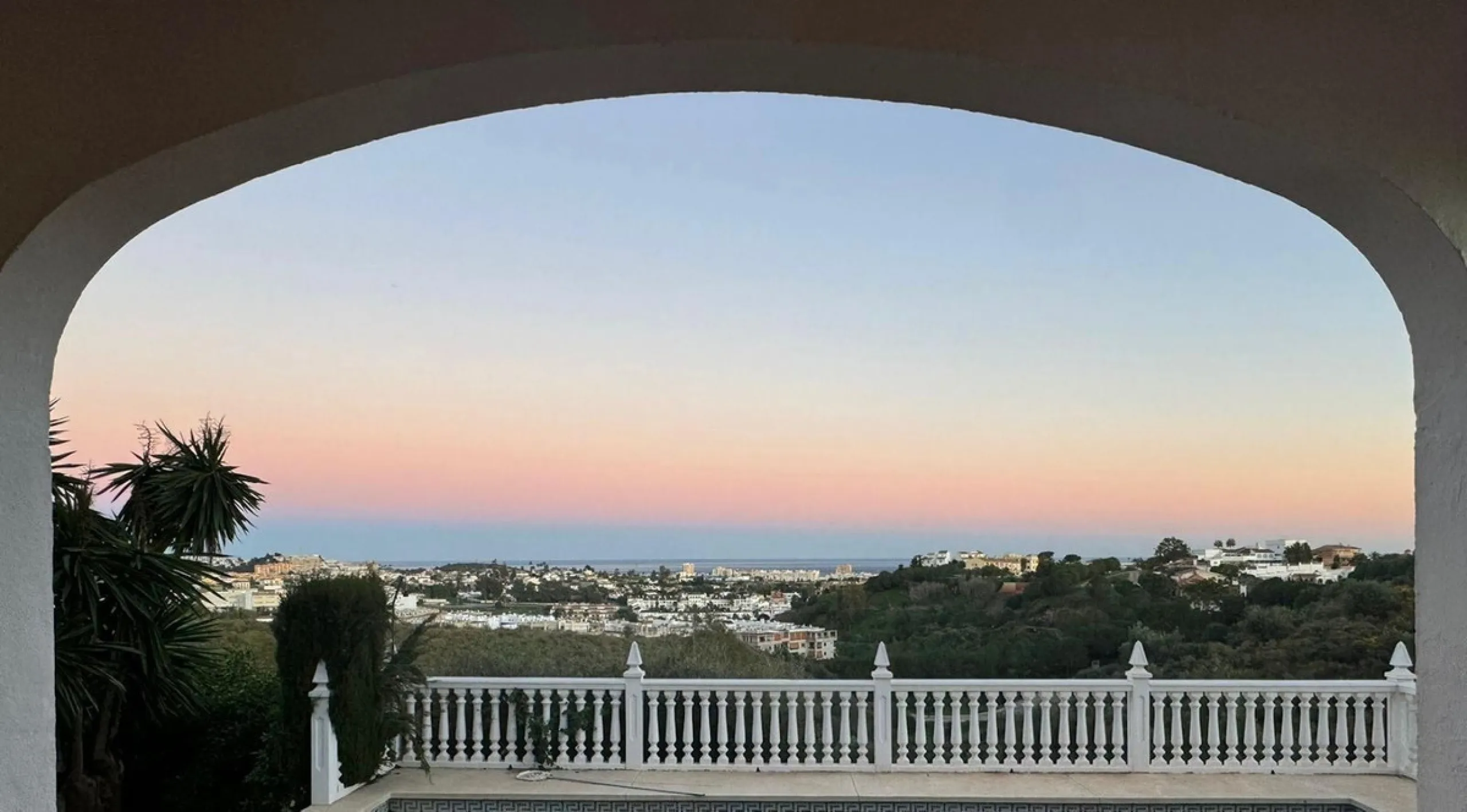 House - Detached Villa в продаже в Mijas, Málaga. В доме 4 спален и 4 ванных комнат. Площадь дома 377 м². Площадь участка 1220 м²