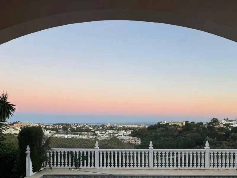 House - Detached Villa в продаже в Mijas, Málaga. В доме 4 спален и 4 ванных комнат. Площадь дома 377 м². Площадь участка 1220 м²