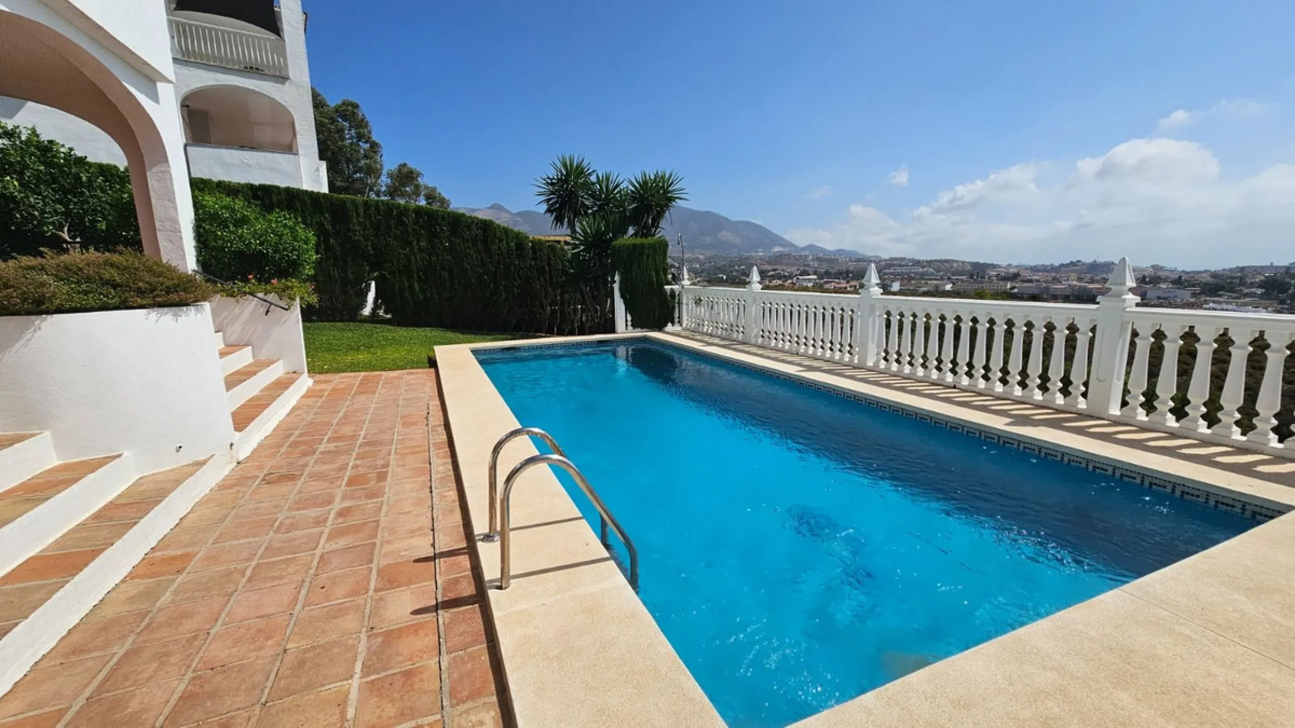 House - Detached Villa в продаже в Mijas, Málaga. В доме 4 спален и 4 ванных комнат. Площадь дома 377 м². Площадь участка 1220 м²
