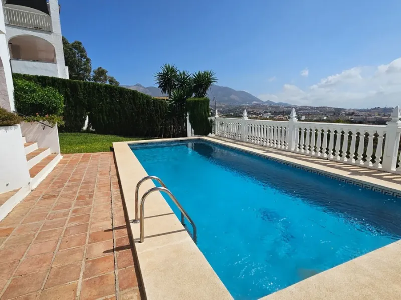House - Detached Villa в продаже в Mijas, Málaga. В доме 4 спален и 4 ванных комнат. Площадь дома 377 м². Площадь участка 1220 м²
