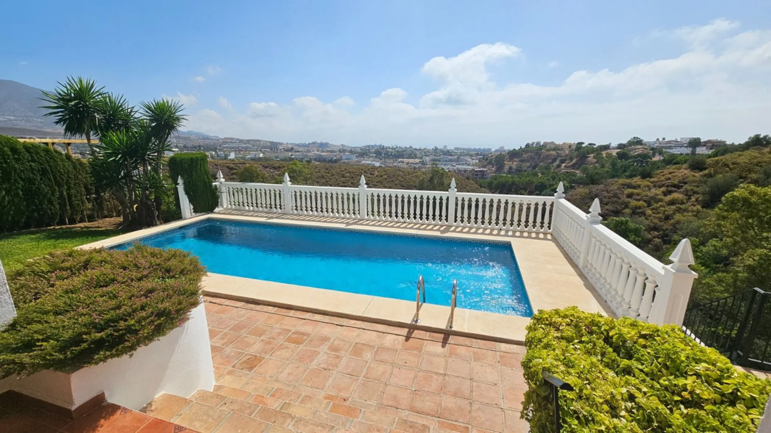House - Detached Villa в продаже в Mijas, Málaga. В доме 4 спален и 4 ванных комнат. Площадь дома 377 м². Площадь участка 1220 м²