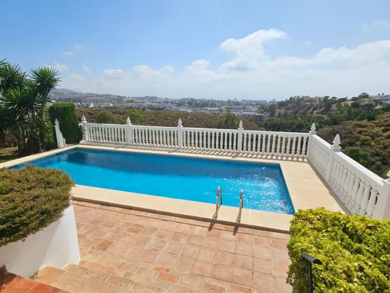 House - Detached Villa в продаже в Mijas, Málaga. В доме 4 спален и 4 ванных комнат. Площадь дома 377 м². Площадь участка 1220 м²
