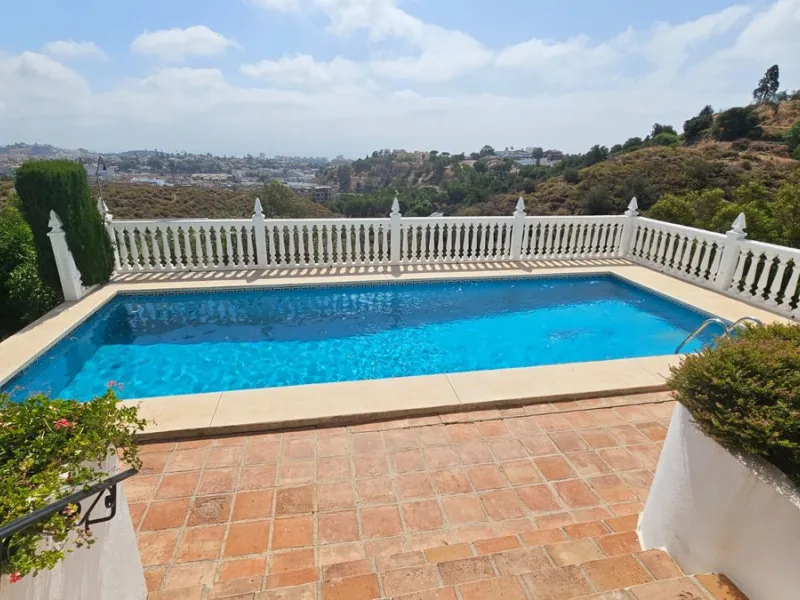 House - Detached Villa в продаже в Mijas, Málaga. В доме 4 спален и 4 ванных комнат. Площадь дома 377 м². Площадь участка 1220 м²