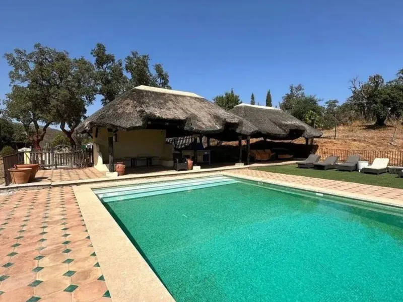 This wonderful estate is located in a privileged area with stunning panoramic sea and mountain views and has 38,000 meters of plot with a house of 2,300 meters built.