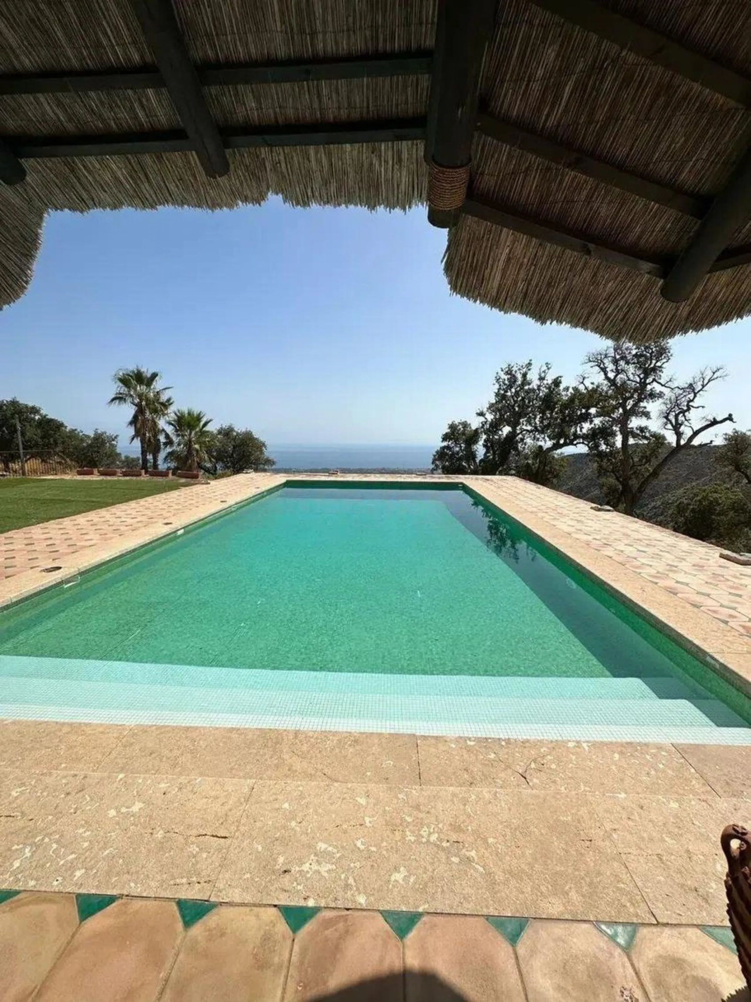This wonderful estate is located in a privileged area with stunning panoramic sea and mountain views and has 38,000 meters of plot with a house of 2,300 meters built.