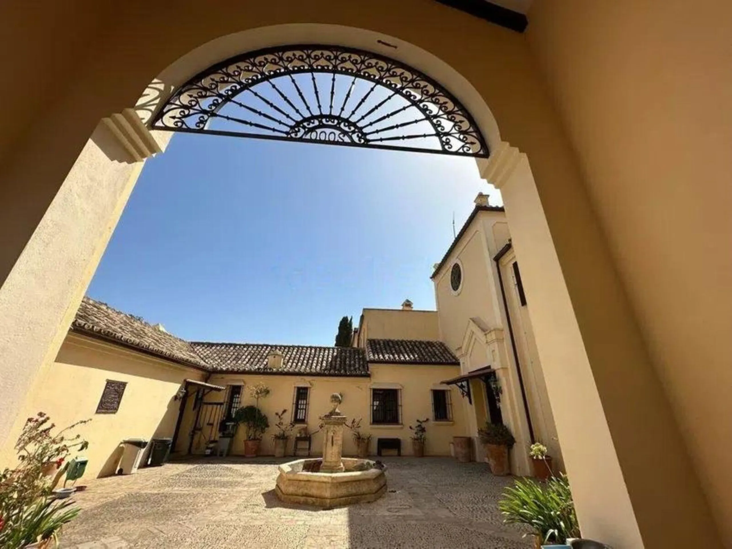 This wonderful estate is located in a privileged area with stunning panoramic sea and mountain views and has 38,000 meters of plot with a house of 2,300 meters built.