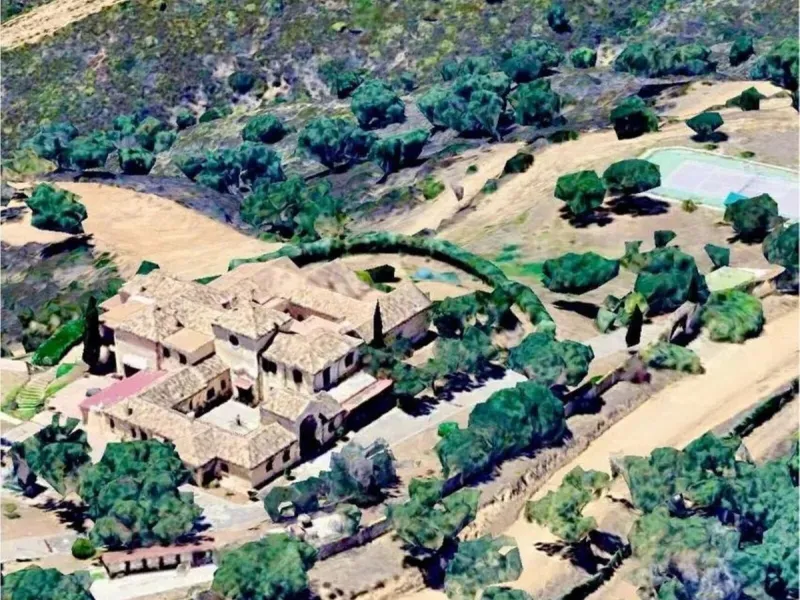 This wonderful estate is located in a privileged area with stunning panoramic sea and mountain views and has 38,000 meters of plot with a house of 2,300 meters built.