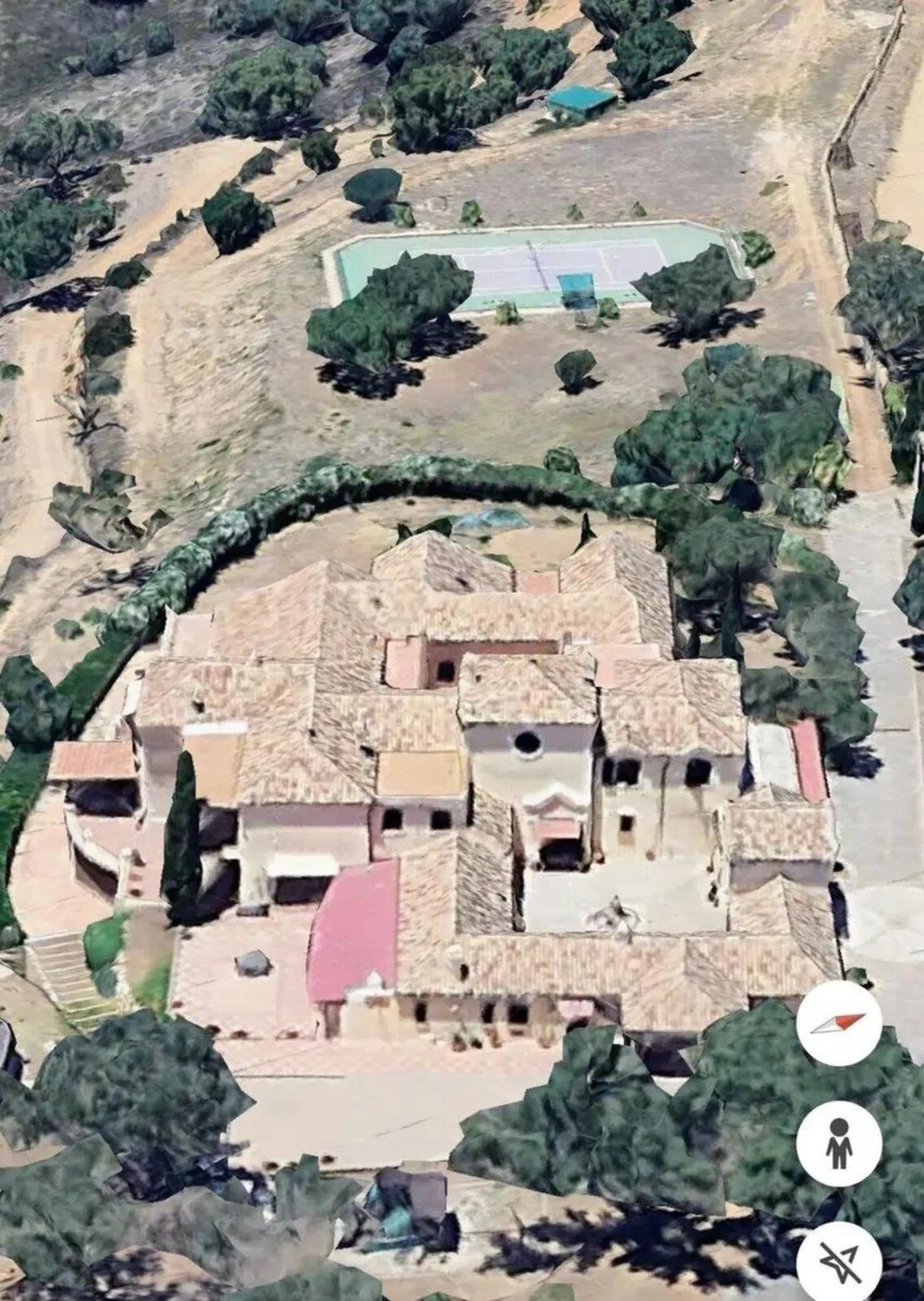 This wonderful estate is located in a privileged area with stunning panoramic sea and mountain views and has 38,000 meters of plot with a house of 2,300 meters built.