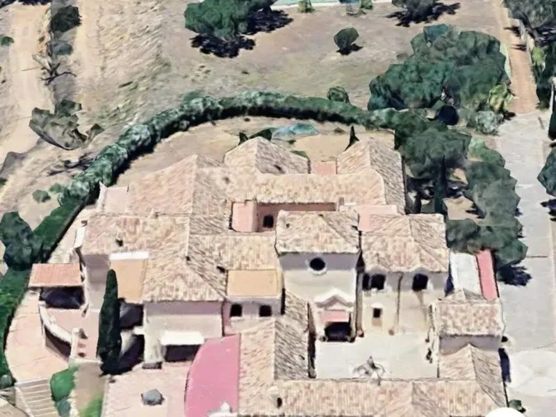 This wonderful estate is located in a privileged area with stunning panoramic sea and mountain views and has 38,000 meters of plot with a house of 2,300 meters built.