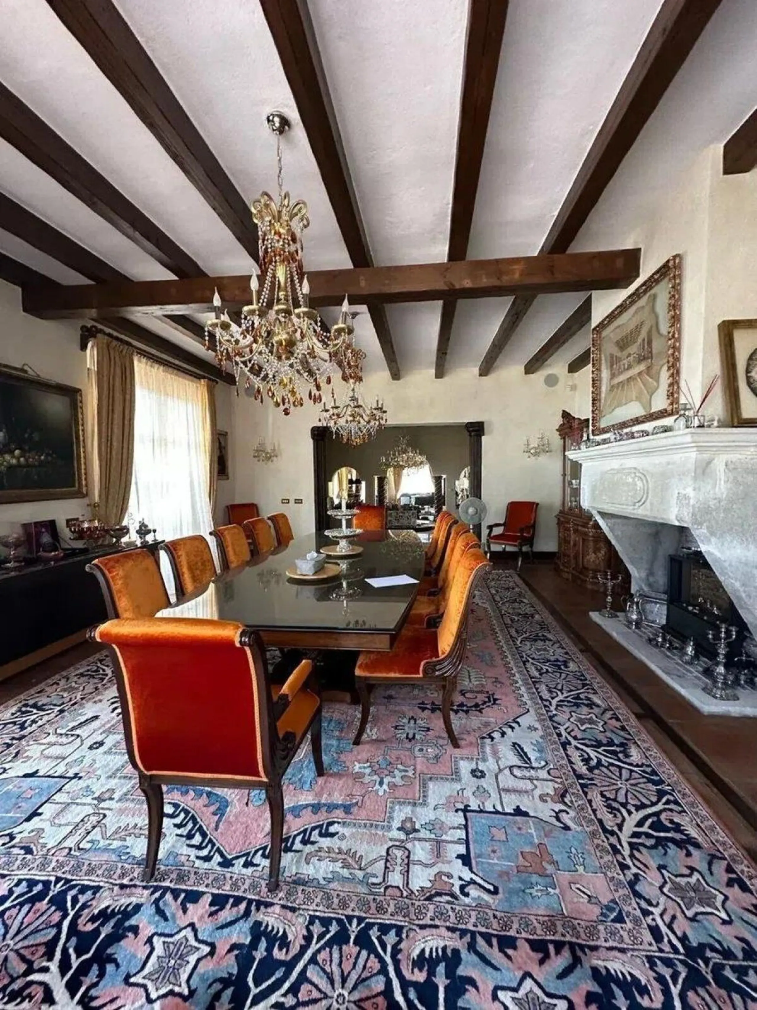 This wonderful estate is located in a privileged area with stunning panoramic sea and mountain views and has 38,000 meters of plot with a house of 2,300 meters built.