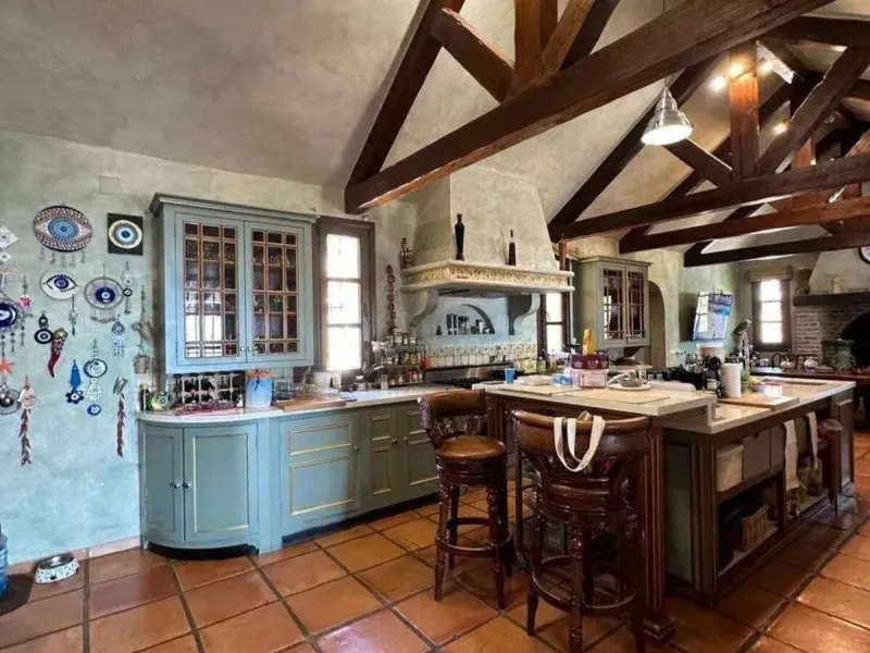 This wonderful estate is located in a privileged area with stunning panoramic sea and mountain views and has 38,000 meters of plot with a house of 2,300 meters built.