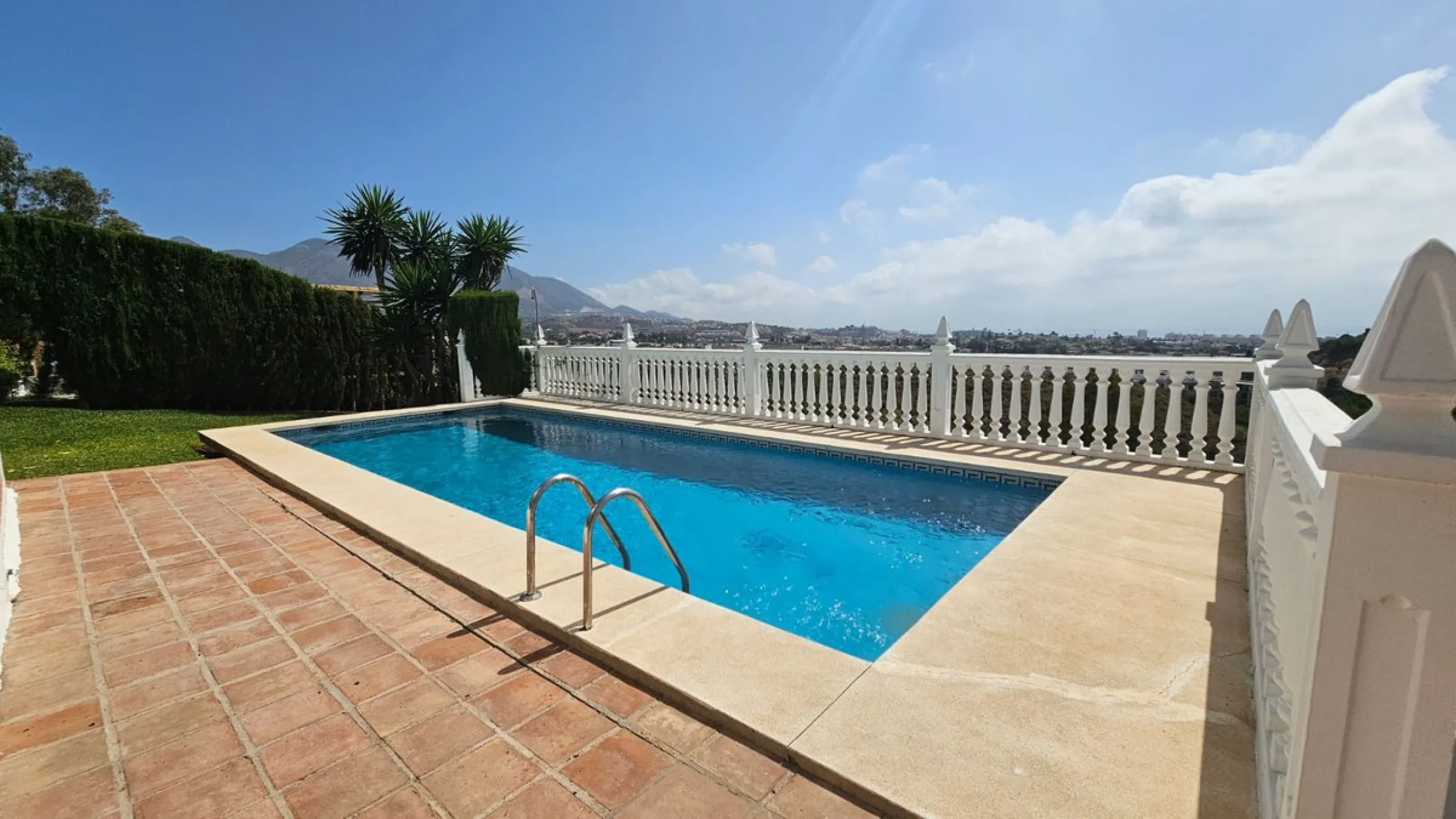 House - Detached Villa в продаже в Mijas, Málaga. В доме 4 спален и 4 ванных комнат. Площадь дома 377 м². Площадь участка 1220 м²