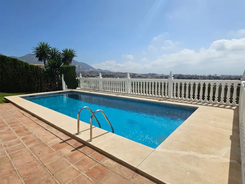 House - Detached Villa в продаже в Mijas, Málaga. В доме 4 спален и 4 ванных комнат. Площадь дома 377 м². Площадь участка 1220 м²