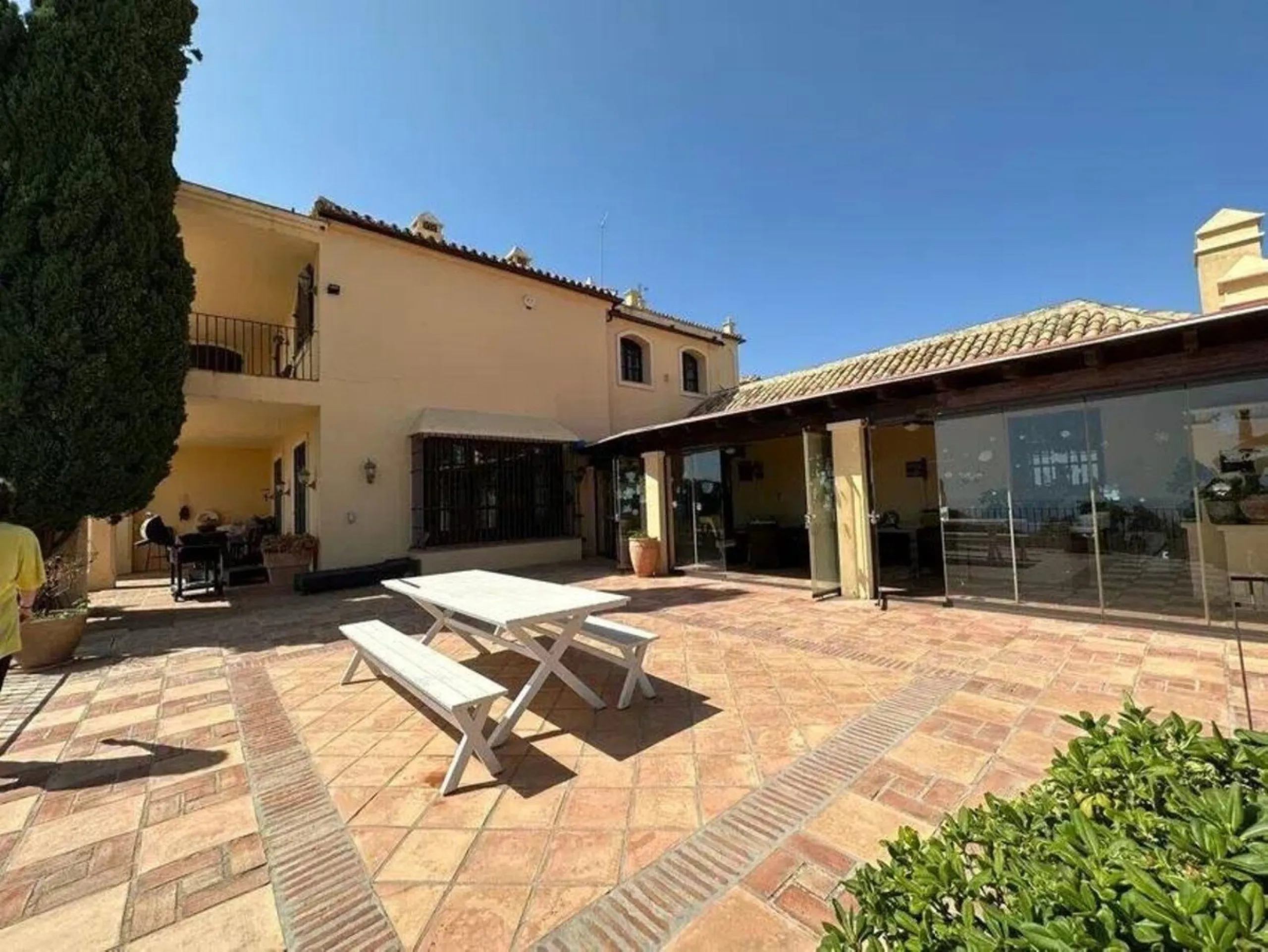 This wonderful estate is located in a privileged area with stunning panoramic sea and mountain views and has 38,000 meters of plot with a house of 2,300 meters built.