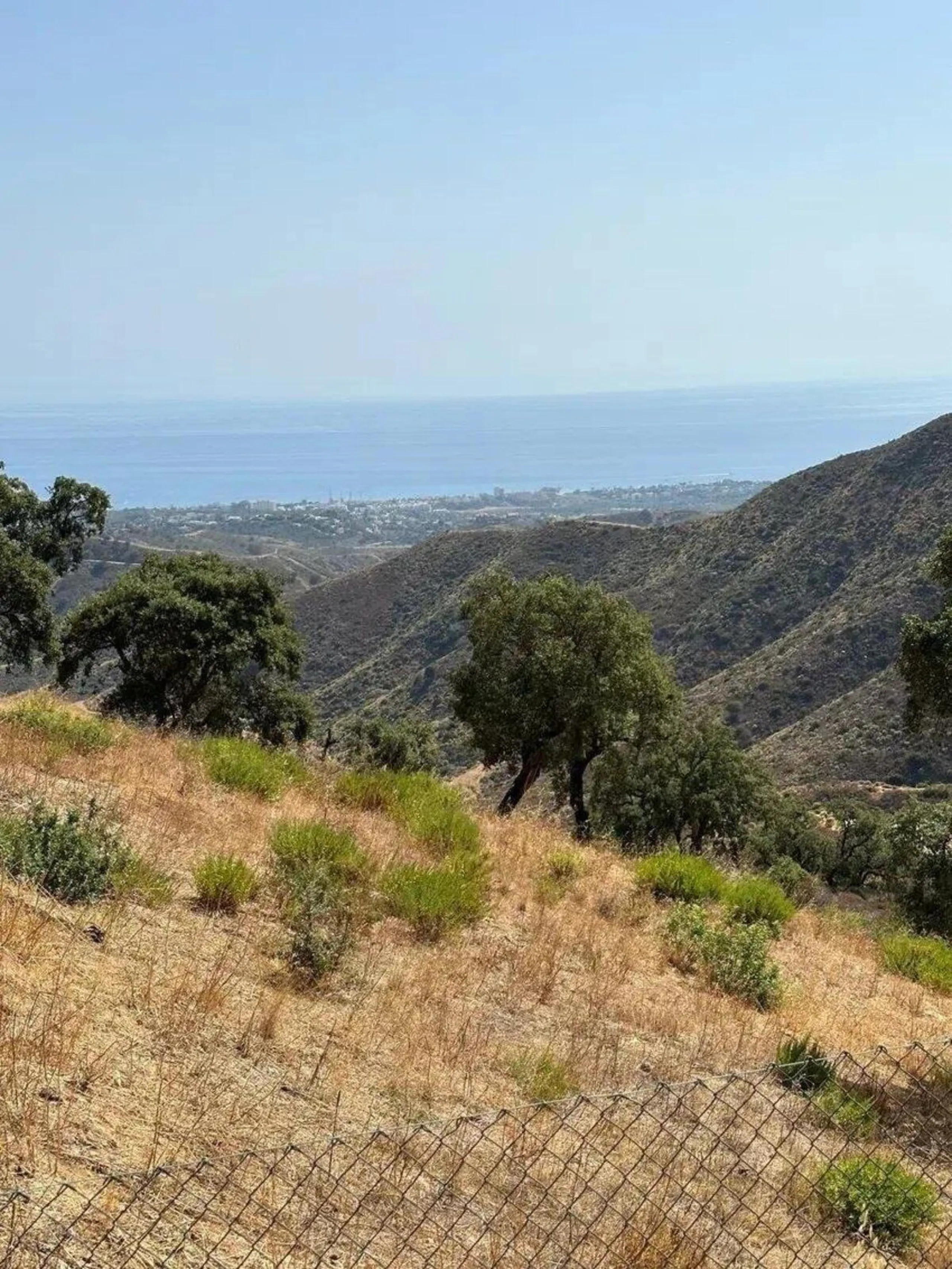 This wonderful estate is located in a privileged area with stunning panoramic sea and mountain views and has 38,000 meters of plot with a house of 2,300 meters built.