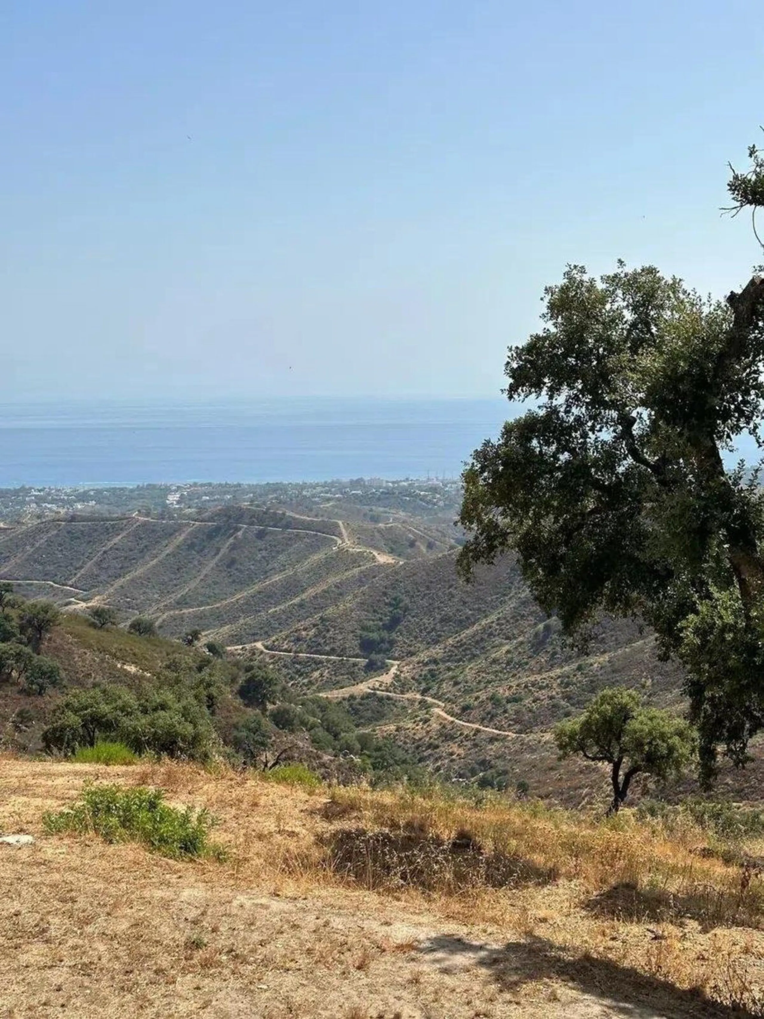This wonderful estate is located in a privileged area with stunning panoramic sea and mountain views and has 38,000 meters of plot with a house of 2,300 meters built.
