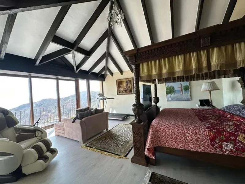 This wonderful estate is located in a privileged area with stunning panoramic sea and mountain views and has 38,000 meters of plot with a house of 2,300 meters built.